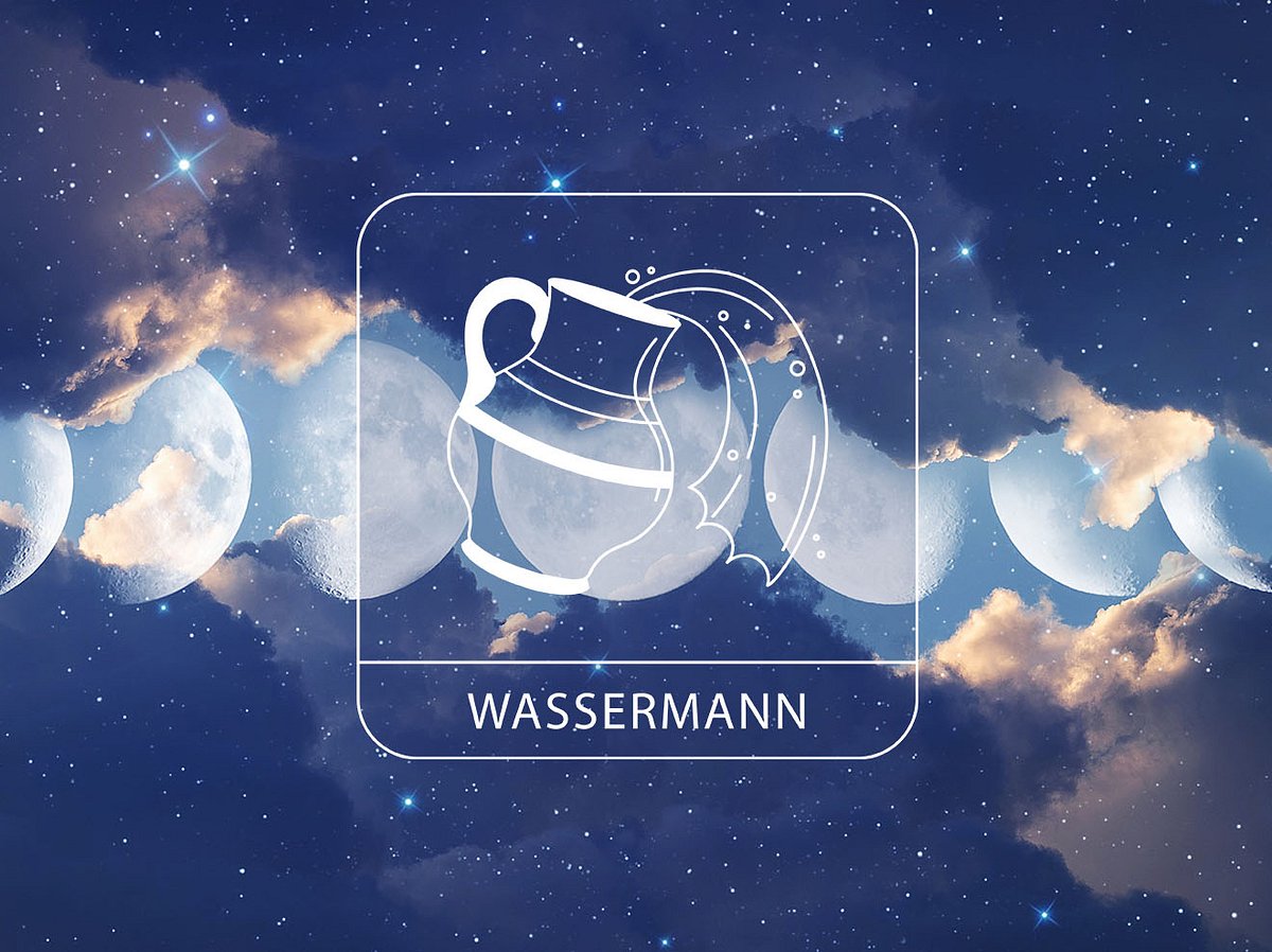 Sternzeichen Wassermann vor einem glitzernden Wolkenhimmel mit den Mondphasen