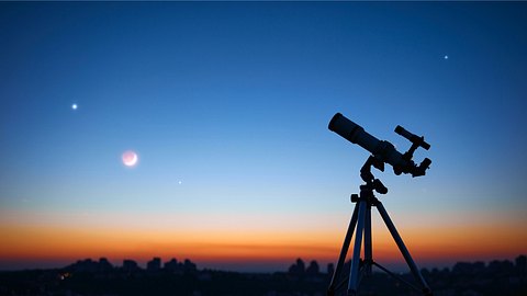 Teleskop unter Dämmerungshimmel - Foto: iStock/m-gucci