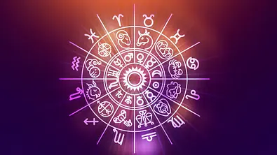 Ein Horoskopkreis mit verschiedenen Symbolen vor einem bunten Hintergrund  - Foto: Surasak Suwanmake/iStock