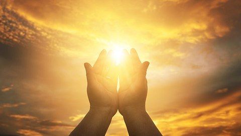 Zwei Hände Richtung Sonne ausgestreckt - Foto: iStock/arkira