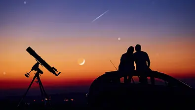 Pärchen beobachtet Sternenhimmel - Foto: iStock/m-gucci