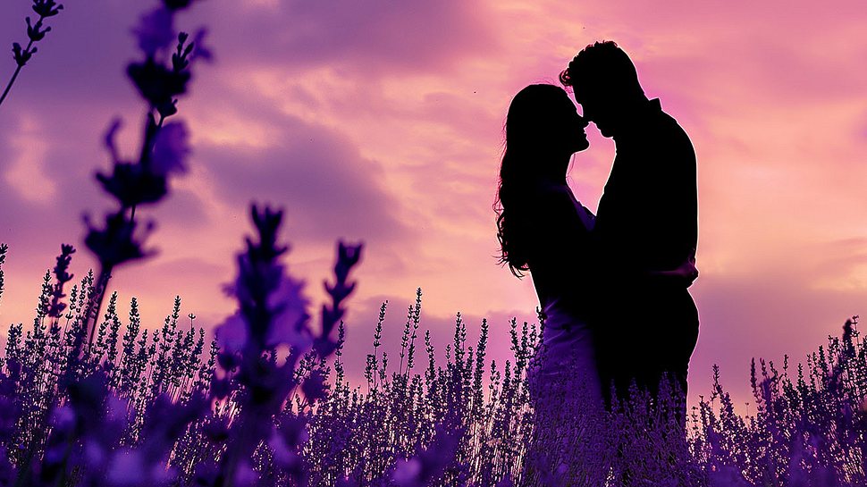 Verliebtes Paar in einem Lavendelfeld im Sonnenuntergang - Foto: Лариса Лазебная / AdobeStock (Generiert mit KI)