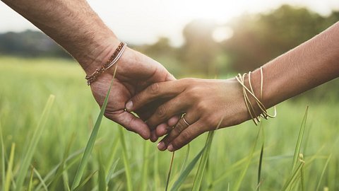 Paar hält Hände - Foto: iStock/jacoblund