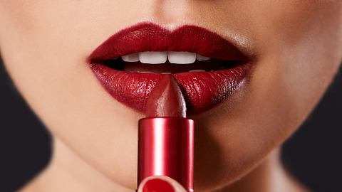 Jedem Sternzeichen steht ein anderer Lippenschift, je nach seinem Charakter. - Foto: iStock/PeopleImages