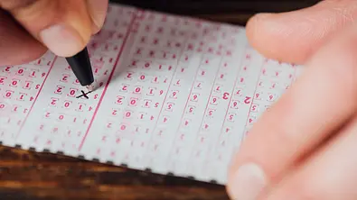 Lotto Schein wird ausgefüllt - Foto: LIGHTFIELD STUDIOS / AdobeStock