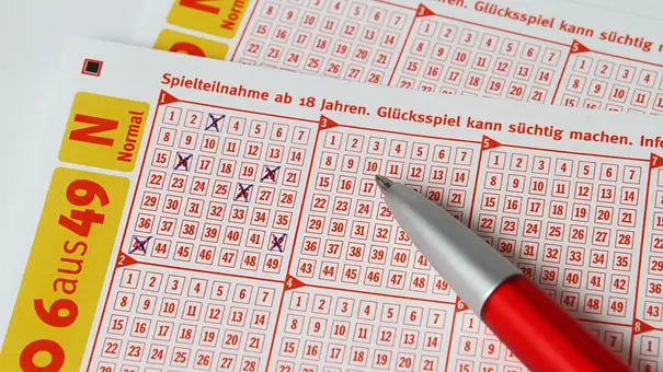 Lotto-Scheine auf denen ein roter Kugelschreiber liegt - Foto: Sonja Haja / AdobeStock