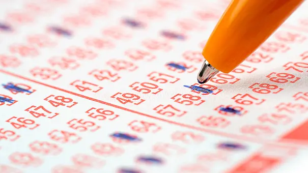 Lotto-Schein wird mit einem Kugelschreiber angekreuzt - Foto: uwimages / AdobeStock