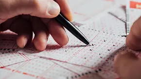Lotto Schein wird mit einem Kugelschreiber ausgefüllt - Foto: LIGHTFIELD STUDIOS / AdobeStock Lotto Schein wird mit einem Kugelschreiber ausgefüllt - Foto: LIGHTFIELD STUDIOS / AdobeStock