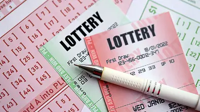 Lotto-Scheine auf denen ein weißer Stift liegt - Foto: mehaniq41 / AdobeStock