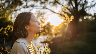 Frau sitzt mit geschlossenen Augen in der Natur - Foto: iStock/Fuse Img Frau sitzt mit geschlossenen Augen in der Natur - Foto: iStock/Fuse Img