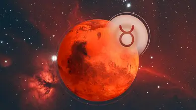 Planet Mars umgeben von einer roten, funkelnden Galaxie - Foto: Astrowoche.de & iStock (CHIARI_VFX + Franco Tognarini)