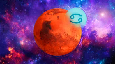 Planet Mars mit dem Symbol der Sternzeichen Fische vor einem violetten Hintergrund - Foto: Astrowoche.de, CHIARI_VFX / iStock und MARIIA / AdobeStock