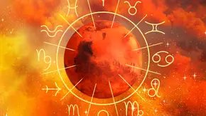 Planet Mars umgeben von einem goldenen Sternzeichenkreis vor einem rötlichen Galaxie-Hintergrund mit Glitzer - Foto: Collage mit AdobeStock (lumerb, New Africa), iStock (CHIARI_VFX) und Astrowoche.de Planet Mars umgeben von einem goldenen Sternzeichenkreis vor einem rötlichen Galaxie-Hintergrund mit Glitzer - Foto: Collage mit AdobeStock (lumerb, New Africa), iStock (CHIARI_VFX) und Astrowoche.de