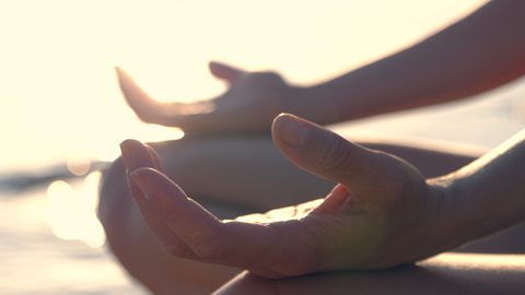 Hände in Meditationspose - Foto: janiecbros / iStock