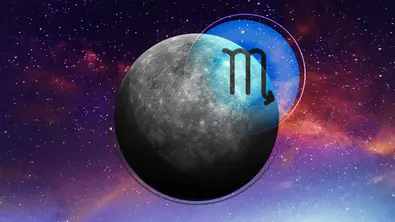 Zu sehen ist eine Illustration von Planet Merkur mit dem Symbol des Sternzeichens Skorpion in einem Kreis vor einem kosmischen Hintergrund. - Foto: Astrowoche.de & iStock (buradaki, Pitris, Surasak Suwanmake)