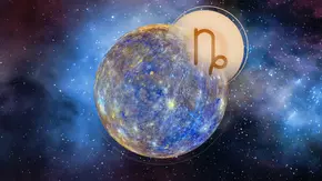 Planet Merkur und das Symbol des Steinbocks vor einer blauen Galaxie - Foto: Astrowoche.de & AdobeStock (Claudio Caridi, iosebi meladze)