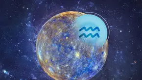 Das Symbol des Wassermanns und Merkur erscheinen gemeinsam vor einer tiefblauen Galaxie - Foto: Astrowoche.de und AdobeStock (Claudio Caridi, dima_zel)