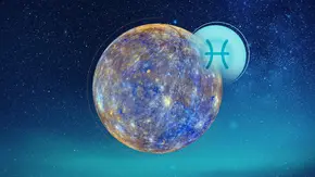 Eine Grafik von Planet Merkur und vom astrologischen Symbol des Sternzeichens Fische sind vor einem blauen, kosmischen Hintergrund zu sehen.  - Foto: Astrowoche.de & AdobeStock/Claudio Caridi & iStock/arvitalya