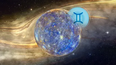 Eine Grafik des Planeten Merkur mit dem Zeichen des Sternzeichen Zwillinge ist vor einem gold-blauen kosmischen HIntergrund zu sehen. - Foto: Astrowoche.de & AdobeStock (Claudio Caridi) & iStock (ClaudioVentrella)