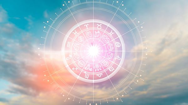 Ein leuchtender Horoskopkreis vor einem blauen Himmel - Foto: Surasak Suwanmake/iStock