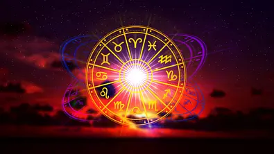 Sternzeichen im orangenen Horoskopkreis  - Foto: rawintanpin/iStock