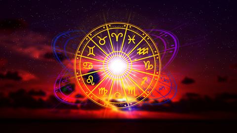 Sternzeichen im orangenen Horoskopkreis  - Foto: rawintanpin/iStock