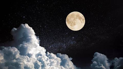 Vollmond am bewölkten Nachthimmel - Foto: iStock/Hydromet 