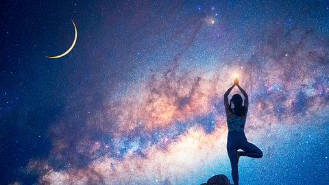 Frau macht Yoga vor Nachthimmel - Foto: Oscar Gutierrez Zozulia/iStock