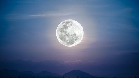 Vollmond über dem Wasser - Foto: iStock/kdshutterman