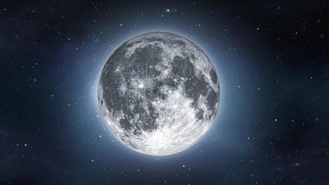 Vollmond steht am dunklen Nachthimmel - Foto: BikejBarakus/ iStock