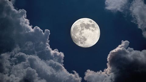 Das Mond-Mantra für jeden Tag in der Woche vom 17. bis 23. Juli 2023 - Foto: Anson_iStock/iStock