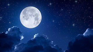 Vollmond am Nachthimmel - Foto: iStock/subjug