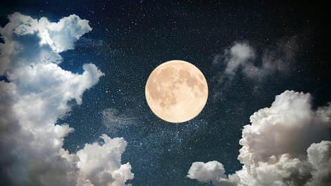 Vollmond am Nachthimmel - Foto: iStock/Hydromet
