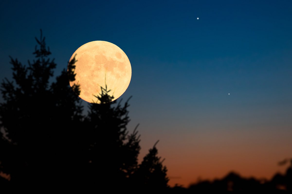 Vollmond am sternklaren Himmel