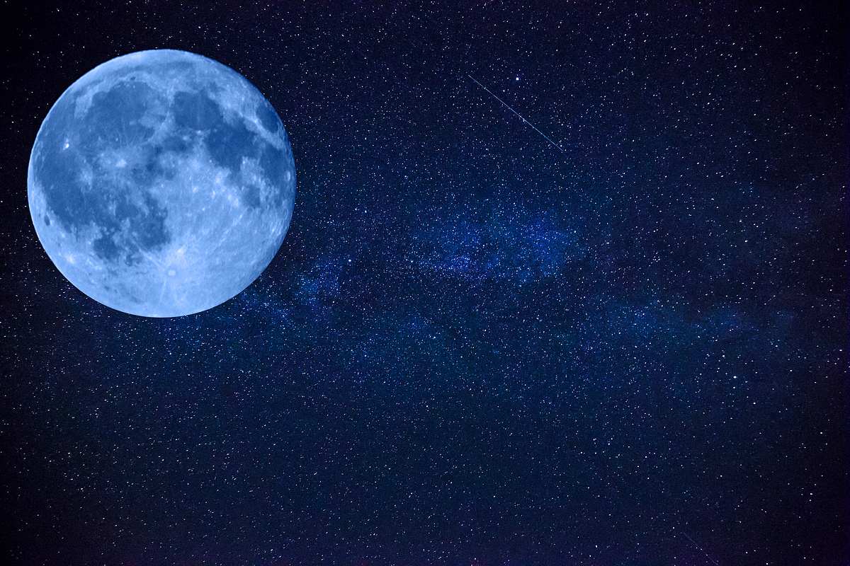 Vollmond steht am dunklen Nachthimmel