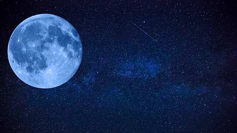 Vollmond steht am dunklen Nachthimmel - Foto: jeka1984 / iStock