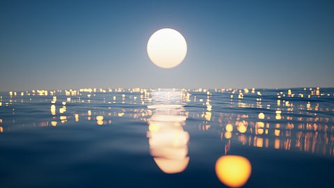 Ein Vollmond über dem Meer - Foto: Jian Fan / iStock