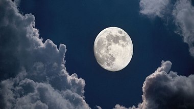 Vollmond-Horoskop: Wie der Mond Ihre Seele glücklich macht - Foto: iStock/Anson_iStock und Fotolia/cidepix