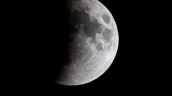 Eine beginnende Mondfinsternis - Foto: Onfokus/iStock