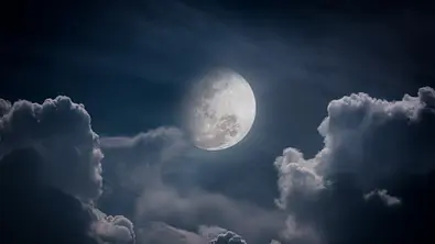 Vollmond zwischen Wolken - Foto: iStock/kdshutterman