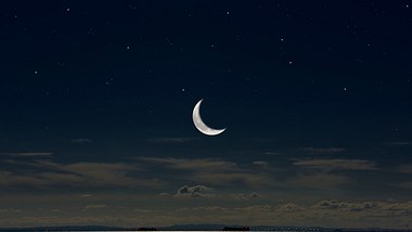 Mondsichel über dem Meer - Foto: iStock/kyoshino
