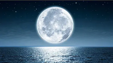 Vollmond über dem Meer - Foto: iStock/Nastco