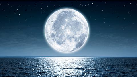 Vollmond über dem Meer - Foto: iStock/Nastco