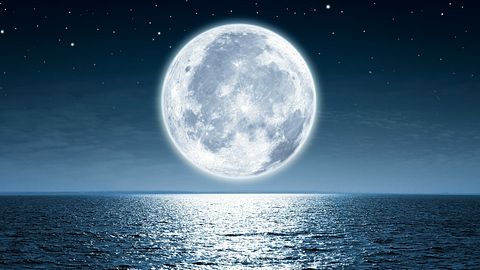 Mond über dem Meer - Foto: Nastco/iStock