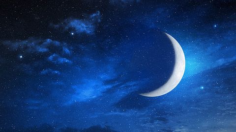 Mondsichel am Nachthimmel - Foto: iStock/ClaudioVentrella