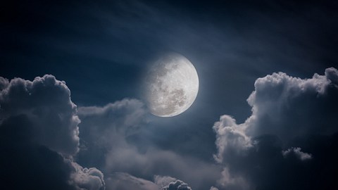 Mond am Nachthimmel zwischen Wolken - Foto: iStock/kdshutterman