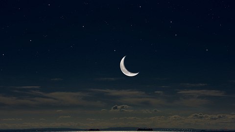 Mondsichel über dem Meer - Foto: iStock/kyoshino