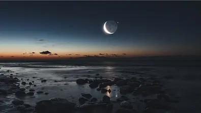 Mond über dem Meer am Abend - Foto: iStock/shaunl