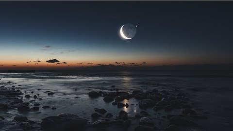 Mond über dem Meer am Abend - Foto: iStock/shaunl