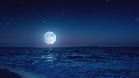 Vollmond am Nachthimmel über den Meer - Foto: iStock/da-kuk